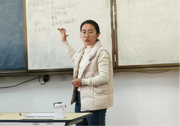 1732698515116095.jpg 讲课.jpg